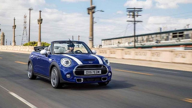 Mini Cooper S a Cabriolet.