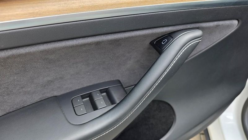 Tesla Model Y (2022) Long Range AWD SoH 91,4% - fotka 17 z 37