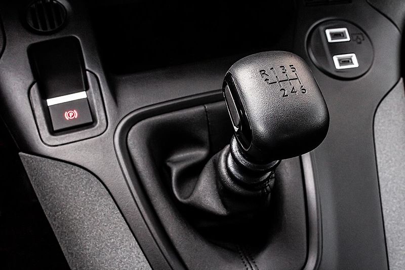 Peugeot Rifter (2025) 1,5 LONG ALLURE BlueHDi 130 S& - fotka 13 z 15