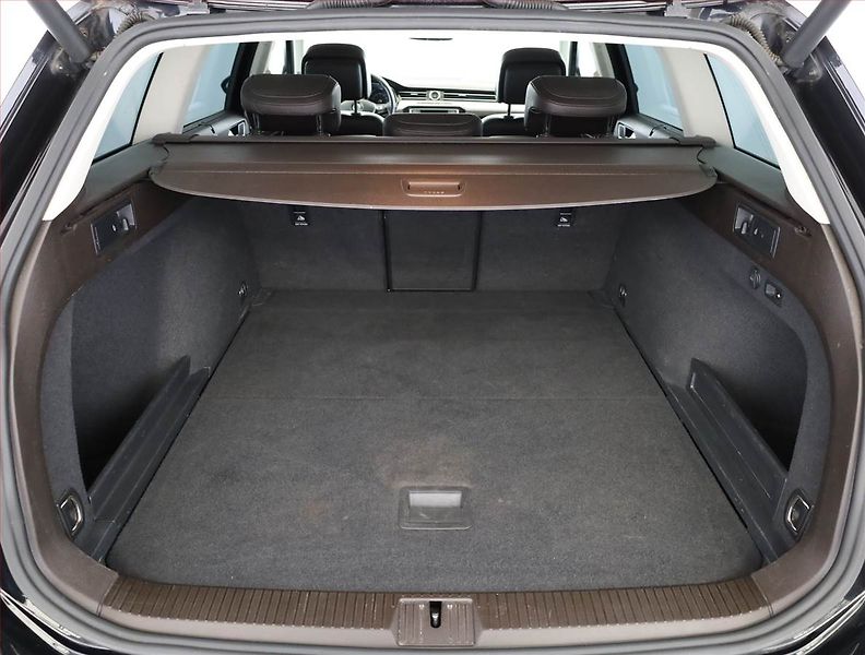 Volkswagen Passat (2016) 2.0 TDI, Kůže, Navi, Tempomat - fotka 18 z 19