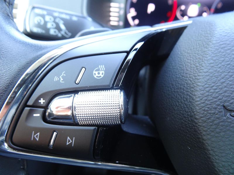 Škoda Karoq 1.5TSi DSG taž.zař. Plná nádrž - fotka 17 z 50