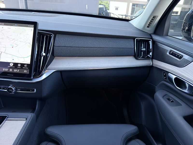 Volvo XC90 T8 AWD RECH. PLUS DARK+ kola - fotka 22 z 51