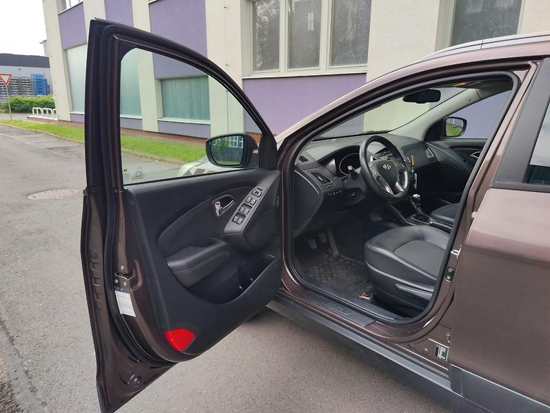 Hyundai ix35 2,0 CRDi 4WD + pneu  - fotka 8 z 25