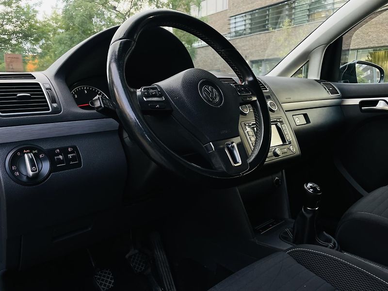 Volkswagen Touran 2.0TD MANUÁL 7MÍST SERVISKA - fotka 26 z 43