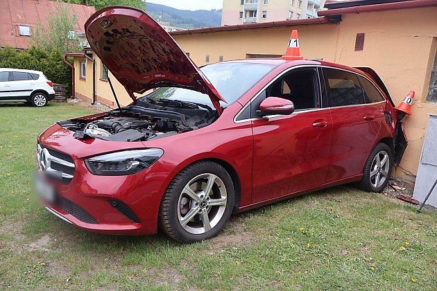 Osmdesátiletý senior za volantem mercedesu v Jeseníku přejel při couvání silnici a narazil do zdi garáže, kterou vyvrátil, 9. května 2026, zdroj: Policie ČR