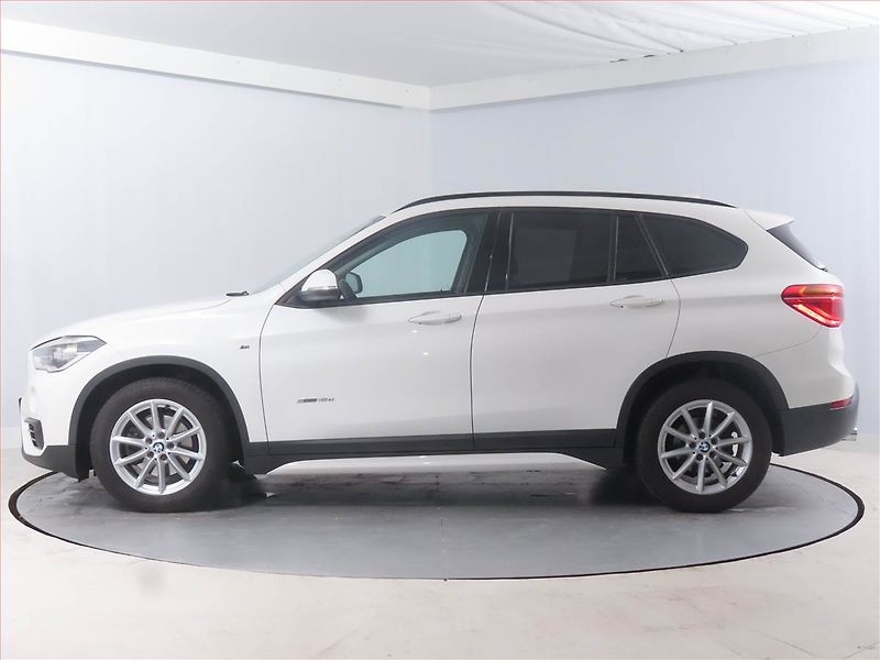 BMW X1 (2016) sDrive18d, Automat, Bi-Xenony - fotka 3 z 20