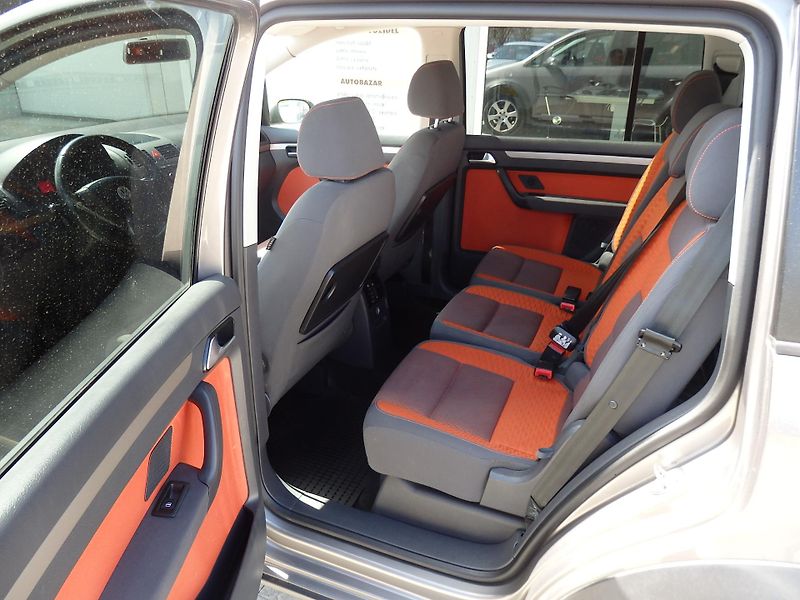 Volkswagen Touran 1,4TSi CROSS DIGI KLIMA - fotka 7 z 16