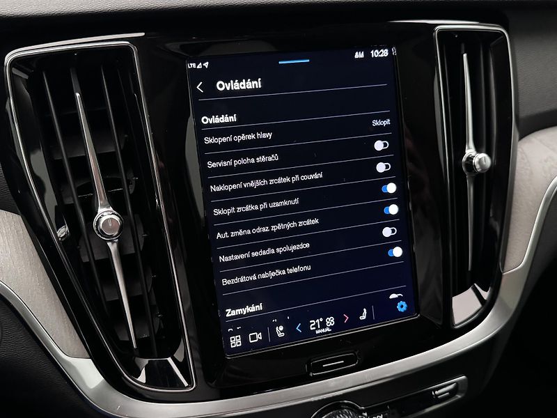 Volvo V60 B4 DARK PLUS AUT  - fotka 40 z 49