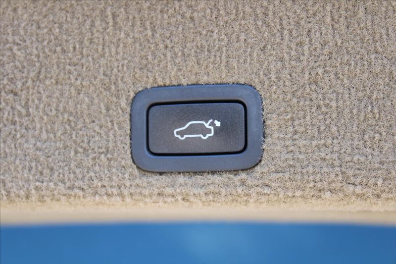Volvo XC60 2,4 D4  ČR,A/T,4x4,OCEAN RACE - fotka 26 z 31
