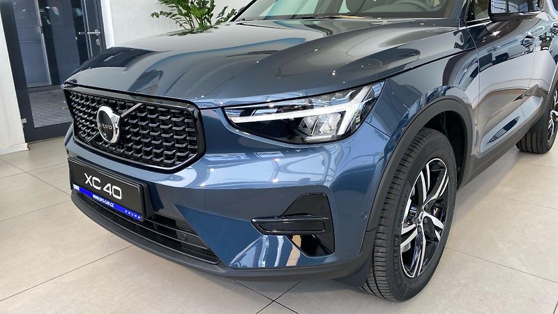 Volvo XC40 (2026) PLUS DARK, B4 FWD, 145+10 kW / - fotka 3 z 14
