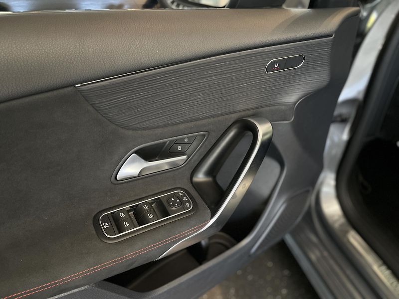 Mercedes-Benz Třídy A 200d AMG - fotka 15 z 28
