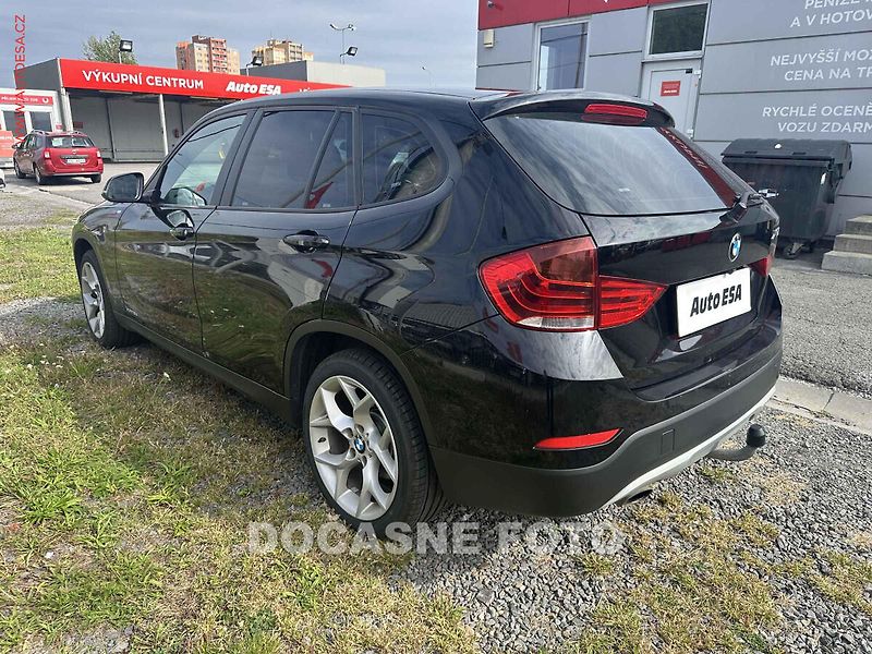 BMW X1 (2015) 2.0d xDrive, ČR, AC, park - fotka 2 z 3