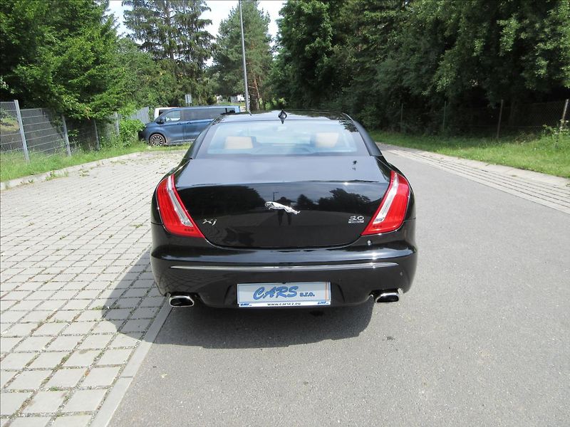 Jaguar XJ 3,0 V6, 4x4, Panorama, Nové ČR - fotka 8 z 37