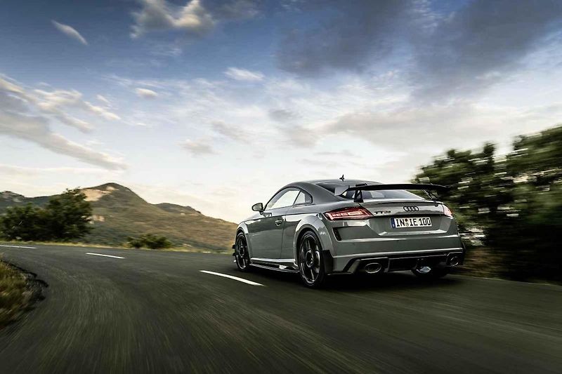 Původní koncept Audi TT spolu s limitovanou edicí TT RS Coupé Iconic Edition