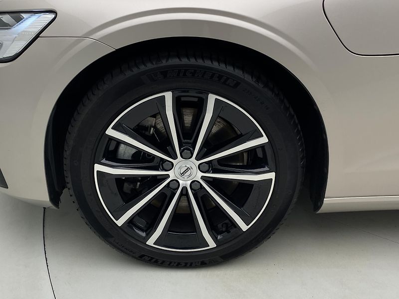 Volvo V60 T6 AWD PLUG-IN DARK REZERVACE - fotka 35 z 58