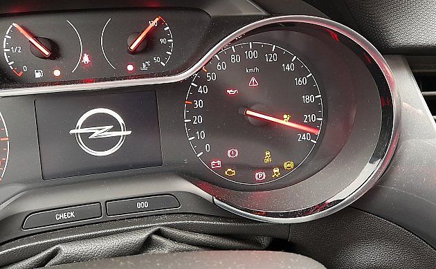 Pokud se řidiči na displeji palubní desky jeho automobilu rozsvítí něco červeného, tak to nikdy nevěstí nic dobrého., zdroj: Ilustrační Deník/Edvard D. Beneš
