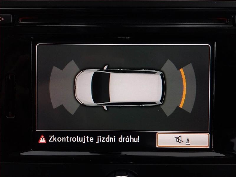 Volkswagen Touran (2015) 2.0 TDI, Navi, Bi-Xenony - fotka 20 z 20