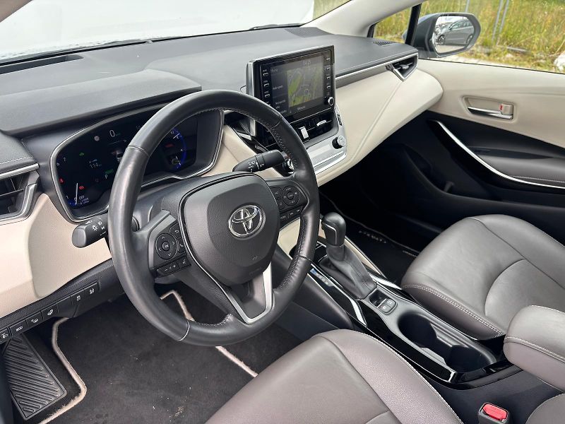 Toyota Corolla 1.8 HSD e-CVT Executive VIP - fotka 11 z 28