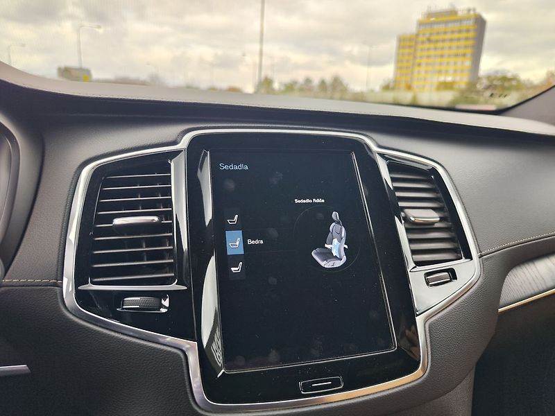 Volvo XC90 B5 2.0/173kW Inscription AT 4x - fotka 31 z 46