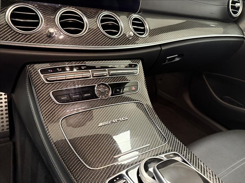 Mercedes-Benz Třídy E 4,0 Mercedes-AMG E 63S 4MATIC+ - fotka 29 z 35