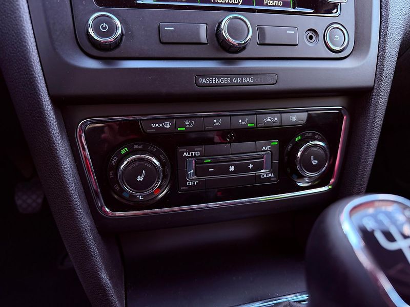 Škoda Superb 2.0 TDi Best of, Navi, 132 tkm - fotka 22 z 29