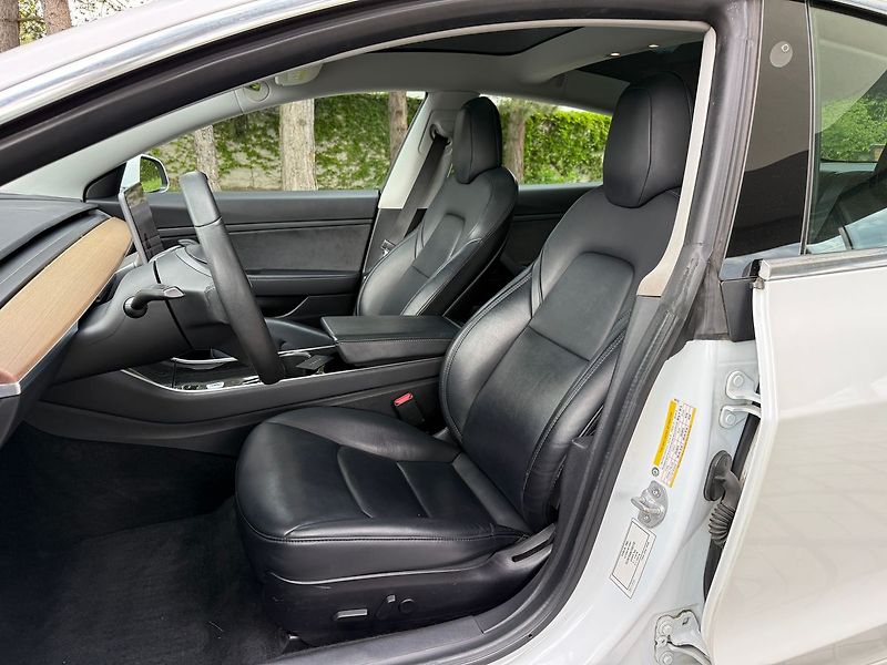 Tesla Model 3 SR Plus REZERVACE - fotka 12 z 39