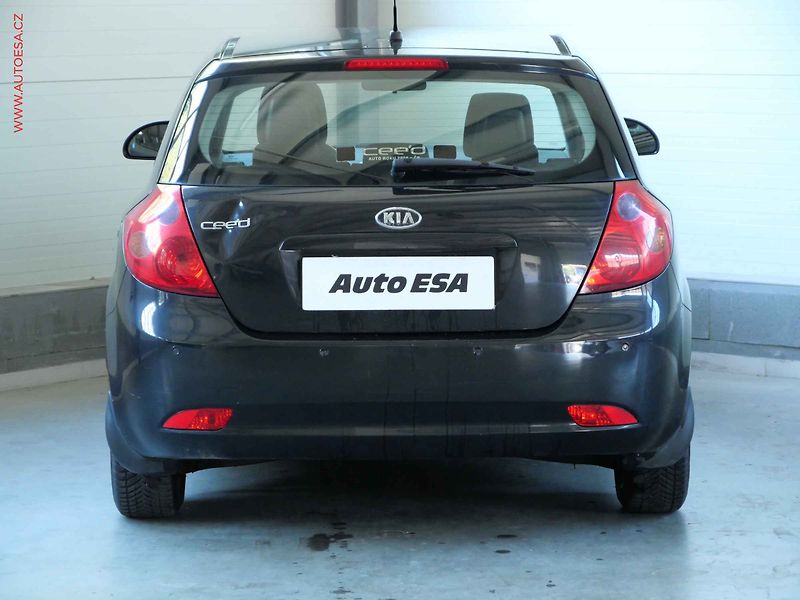 Kia Ceed (2009) 1.4CVVT, ČR, AC, park.čidla - fotka 5 z 20