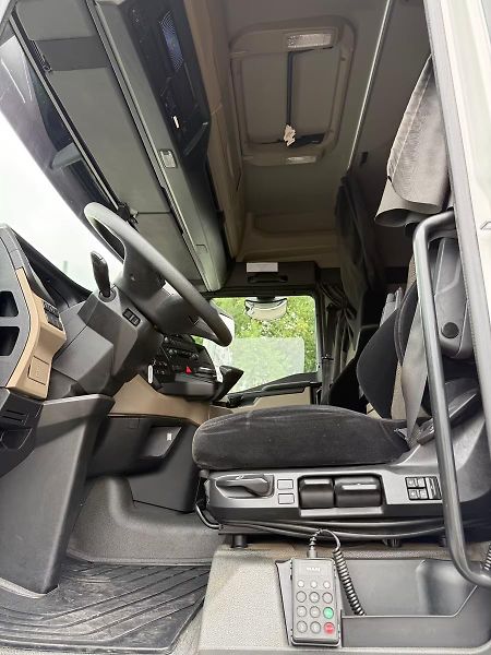 MAN TGX (2022) 33.580 6x4 tahač 6t EURO 6 - fotka 13 z 14