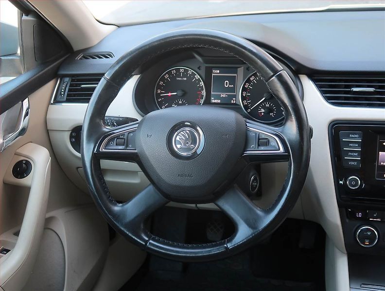 Škoda Octavia (2014) 1.6 TDI, Tempomat - fotka 14 z 21