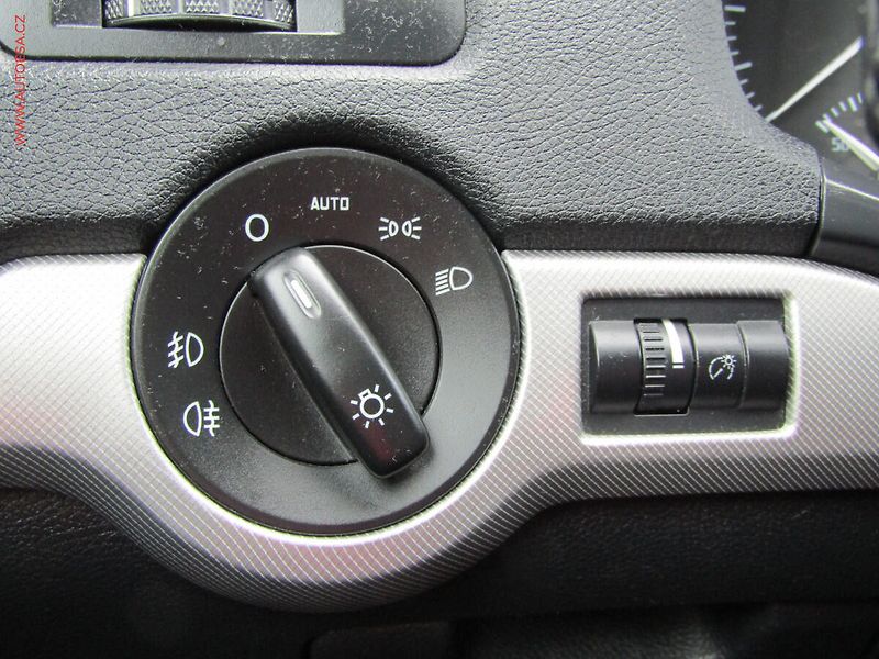 Škoda Octavia (2010) 1.6 TDi, Xenon, autoAC - fotka 18 z 20