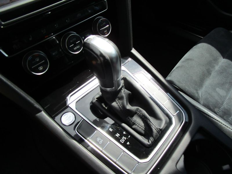 Volkswagen Passat 1,6TDI-88KW-DSG+ZÁVĚS - fotka 14 z 17