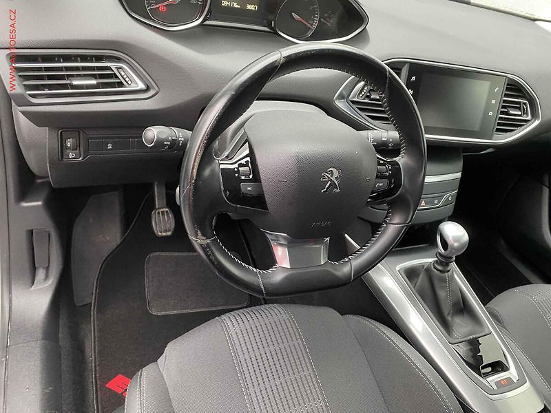 Peugeot 308 (2018) 1.2 PT, Allure, navi - fotka 12 z 16