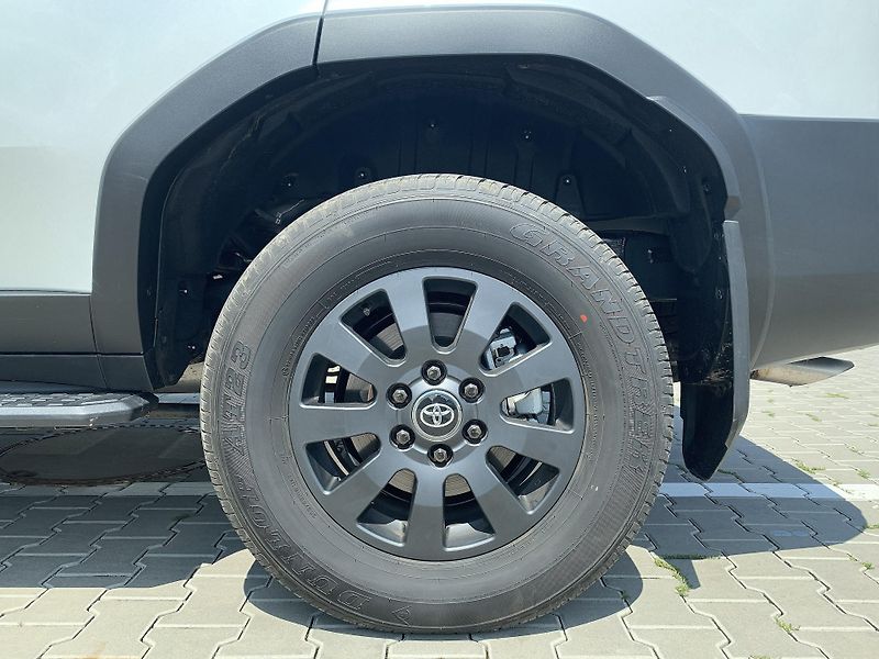 Toyota Land Cruiser INVINCIBLE 2.8D-4D 204k 4x4 AT - fotka 39 z 46