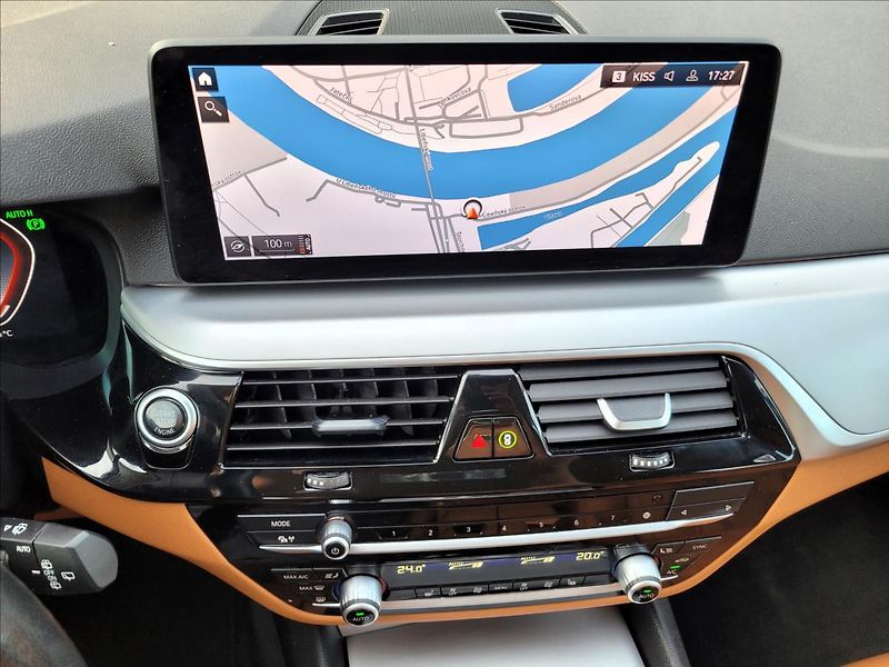 BMW Řada 5 2,0 HEV,LED,Navi,kůže,výhřev - fotka 25 z 49