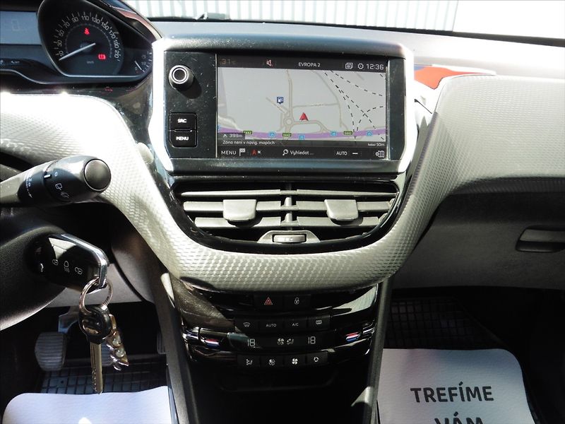 Peugeot 2008 1,2 Allure Navi, 1.maj.. - fotka 11 z 18