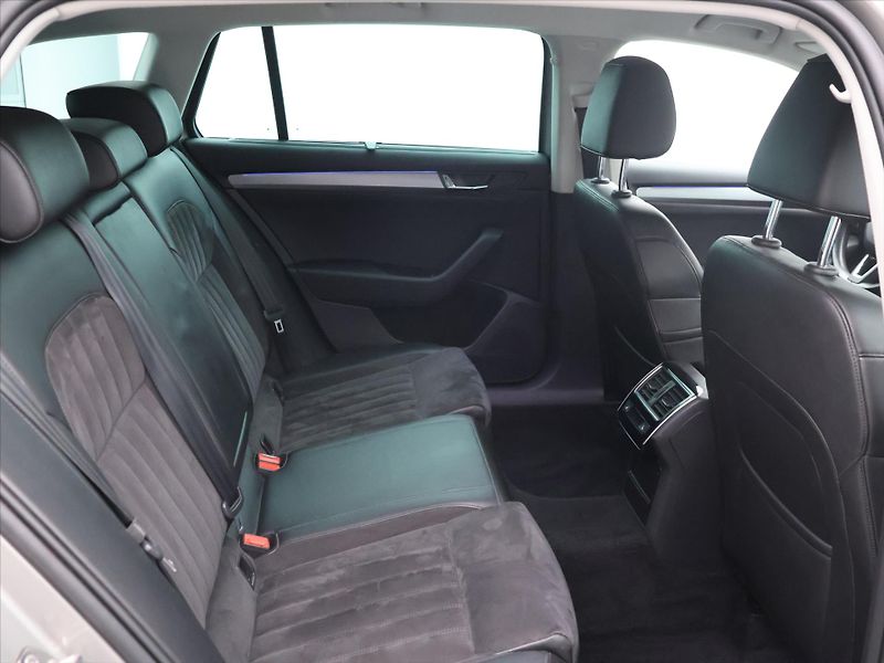 Škoda Superb 2,0 TDI 140kW 4x4 DSG Style CZ - fotka 14 z 34