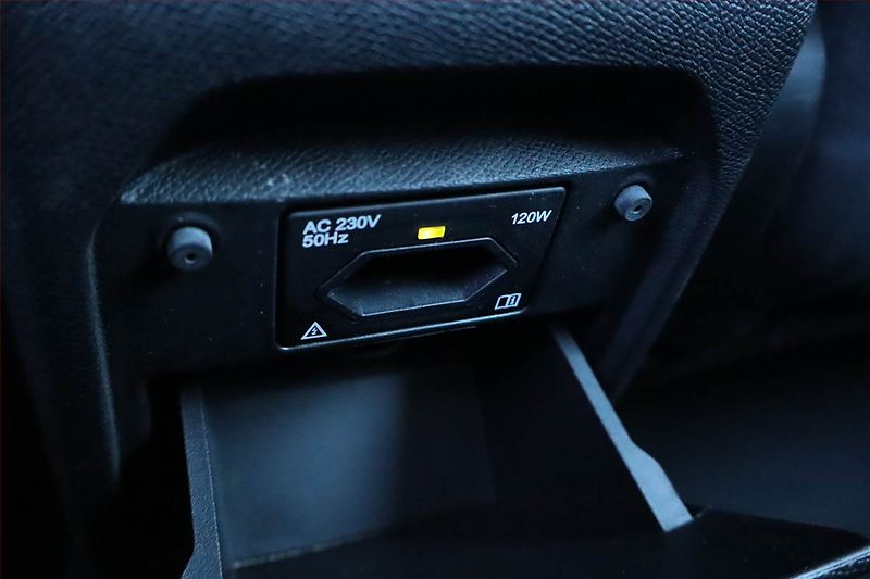 Peugeot 308 (2017) 1.6 BlueHDi, Serv.kniha, Navi - fotka 24 z 26