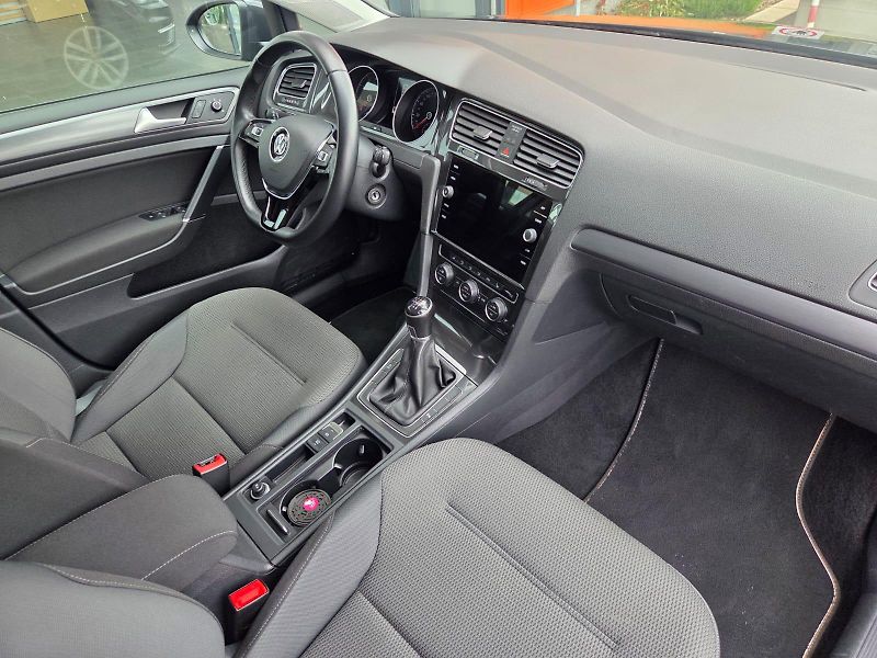 Volkswagen Golf (2018) 1.5 TSI BLUEMOTION - fotka 5 z 10