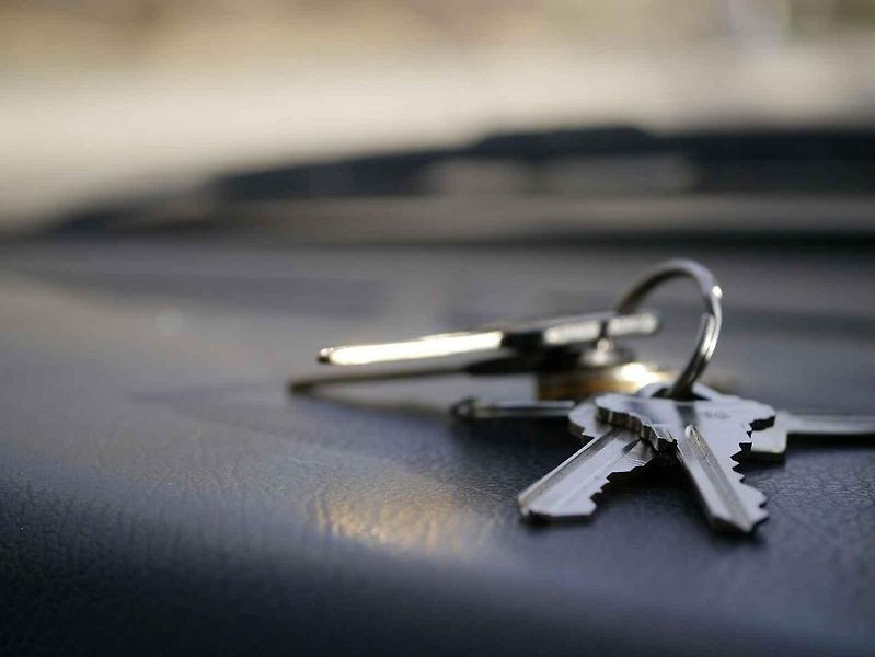 Starší ojeté auto může při přepisu překvapit emisním poplatkem, který se u některých vozidel vyšplhá až na 10 000 Kč. Rozhodující není jen rok výroby, ale hlavně emisní norma uvedená v dokladech.