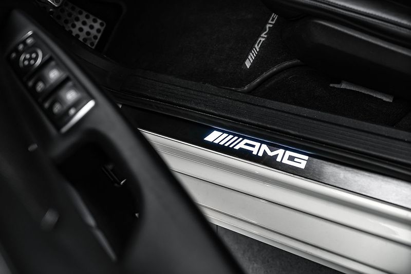 Mercedes-Benz CLS 63 AMG 4M, Designo Carbon H&K - fotka 22 z 28