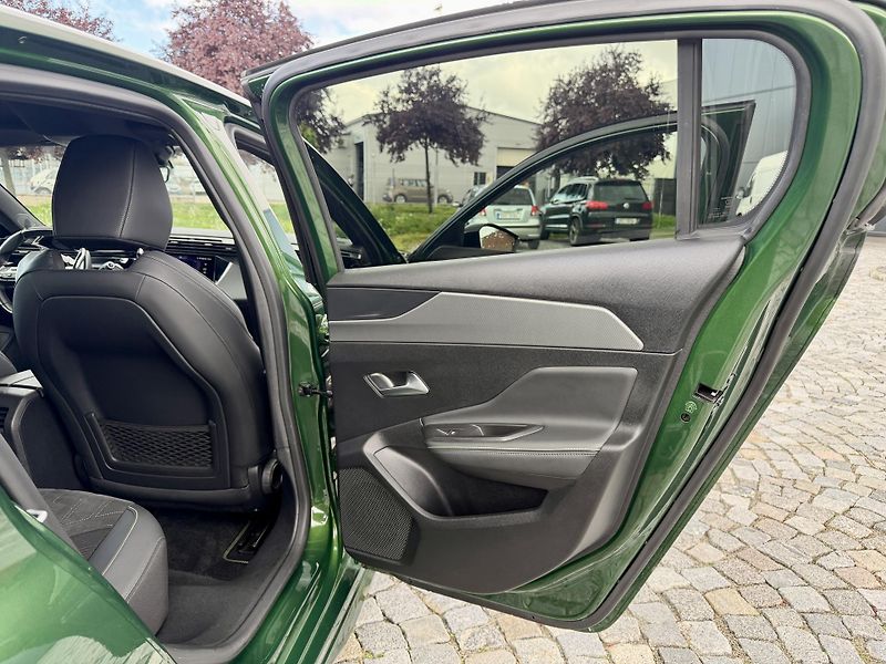 Peugeot 308 (2022) e-GT HYBRID 225 - fotka 22 z 28