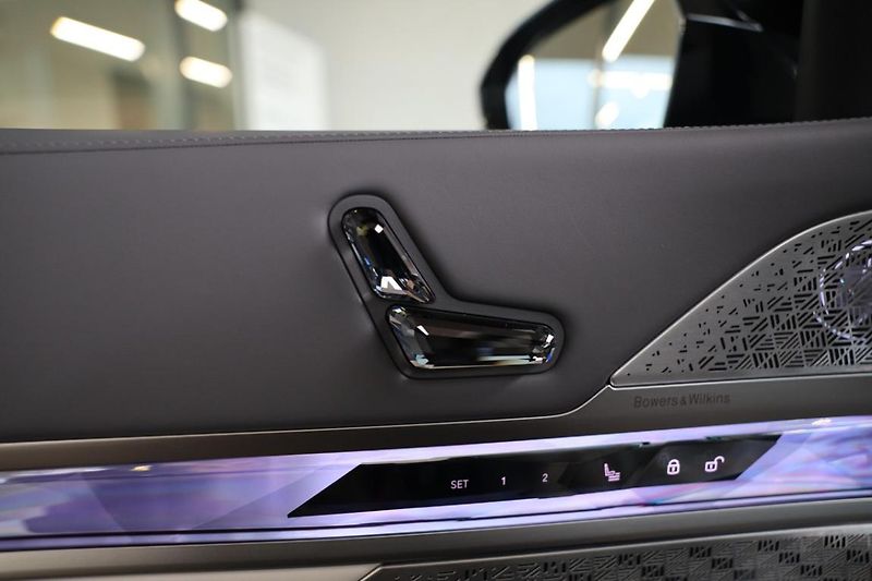 BMW i7 M70 - fotka 35 z 38