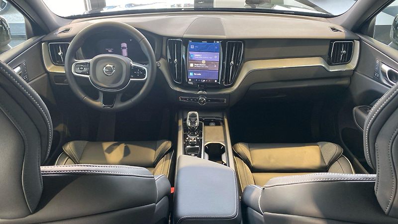 Volvo XC60 (2026) PLUS BLACK EDITION, B5 AWD, 18 - fotka 12 z 14
