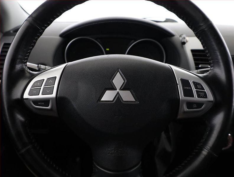 Mitsubishi Outlander (2010) 2.0, po STK, Tažné, rezervace - fotka 8 z 13