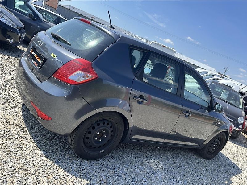 Kia Ceed 1,6 CRDi 85kW Exclusive - fotka 5 z 28
