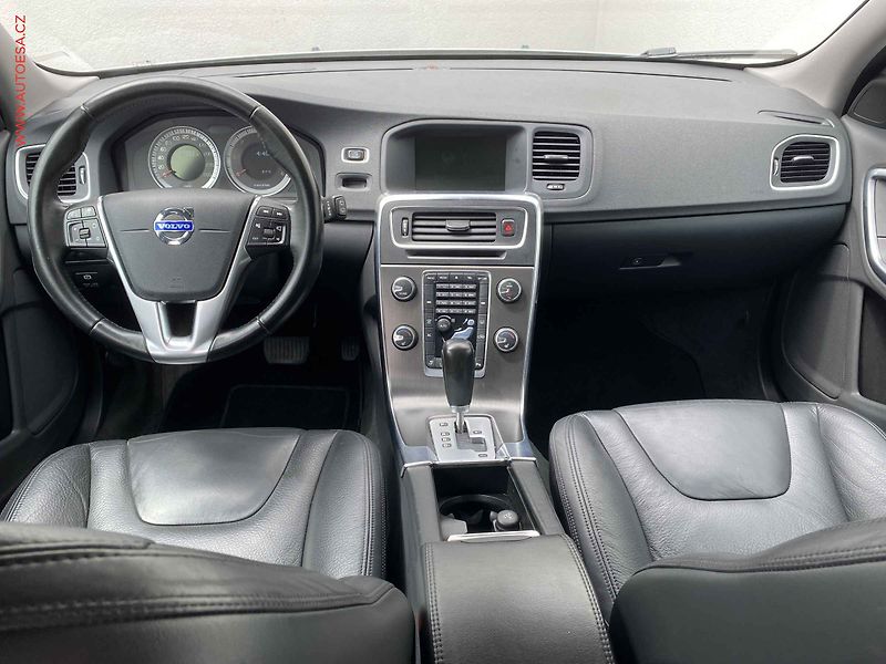 Volvo V60 (2011) 2.4 D5 4x4, AT, xenon, kůže - fotka 8 z 17