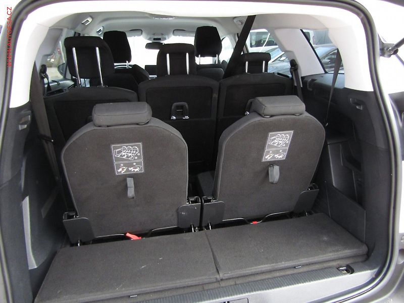 Peugeot 5008 (2018) 1.6 HDi, 1.maj,ČR, Active - fotka 12 z 22