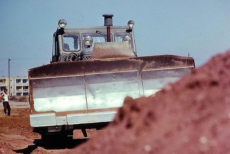 Bez něj se neobešla snad žádná velká stavba u nás. Pásový traktor, nebo chcete-li buldozer ČTZ 100, patřil po desetiletí ke koloritu každodenní činnosti do doby, než jej po roce 1989 vystřídala modernější západní technika.