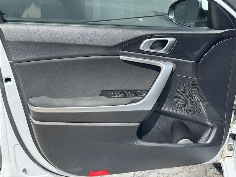 Kia Ceed 1,6 CRDI 100kW Exclusive ČR DP - fotka 24 z 30
