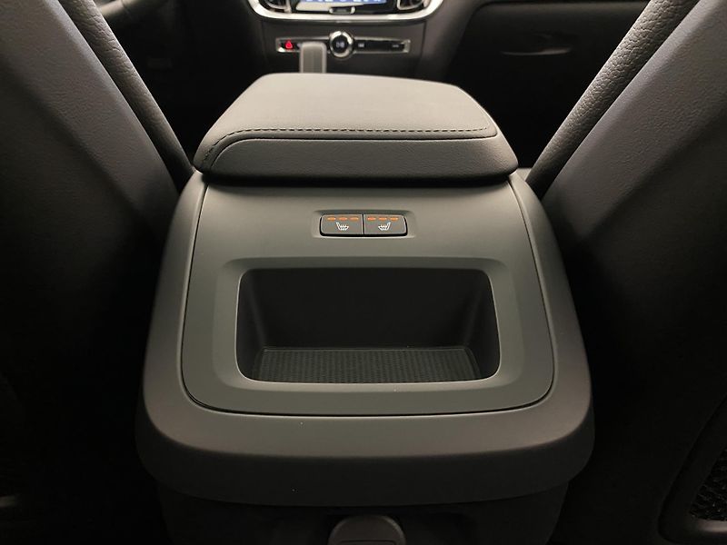Volvo V60 B4 DARK PLUS AUT  - fotka 33 z 59